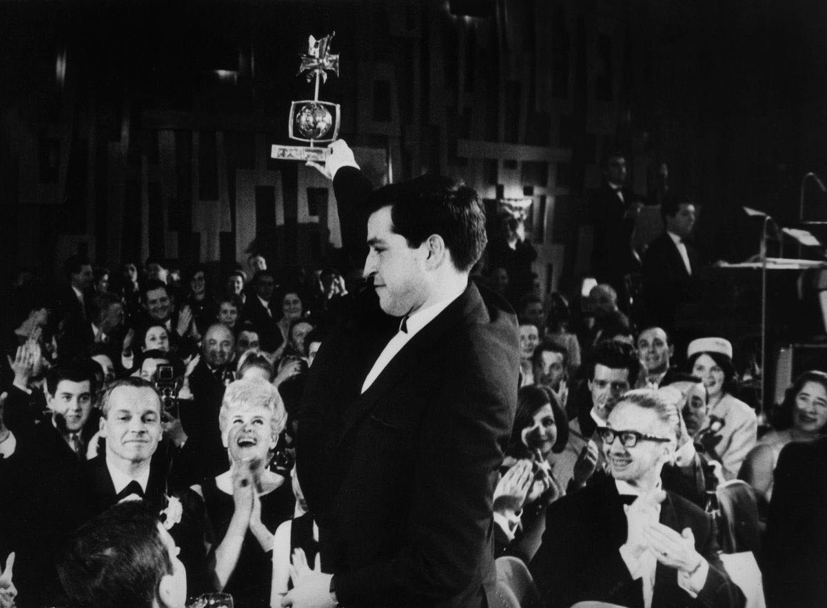 CHculturaCH's tweet photo. DER GENFER FILMEMACHER UND FERNSEHPIONIER JEAN-LOUIS ROY IST GESTORBEN
Mehr / En savoir plus: https://t.co/h06BzXJpxU
Image: Jean-Louis Roy recevant la Rose d'Or de Montreux pour "Happy end" en 1964 - Photo: © RTS 
#JeanLouisRoy #Groupe5 #CHcultura @CHculturaCH ∆cultura cultura+ https://t.co/tcvlLlJAez