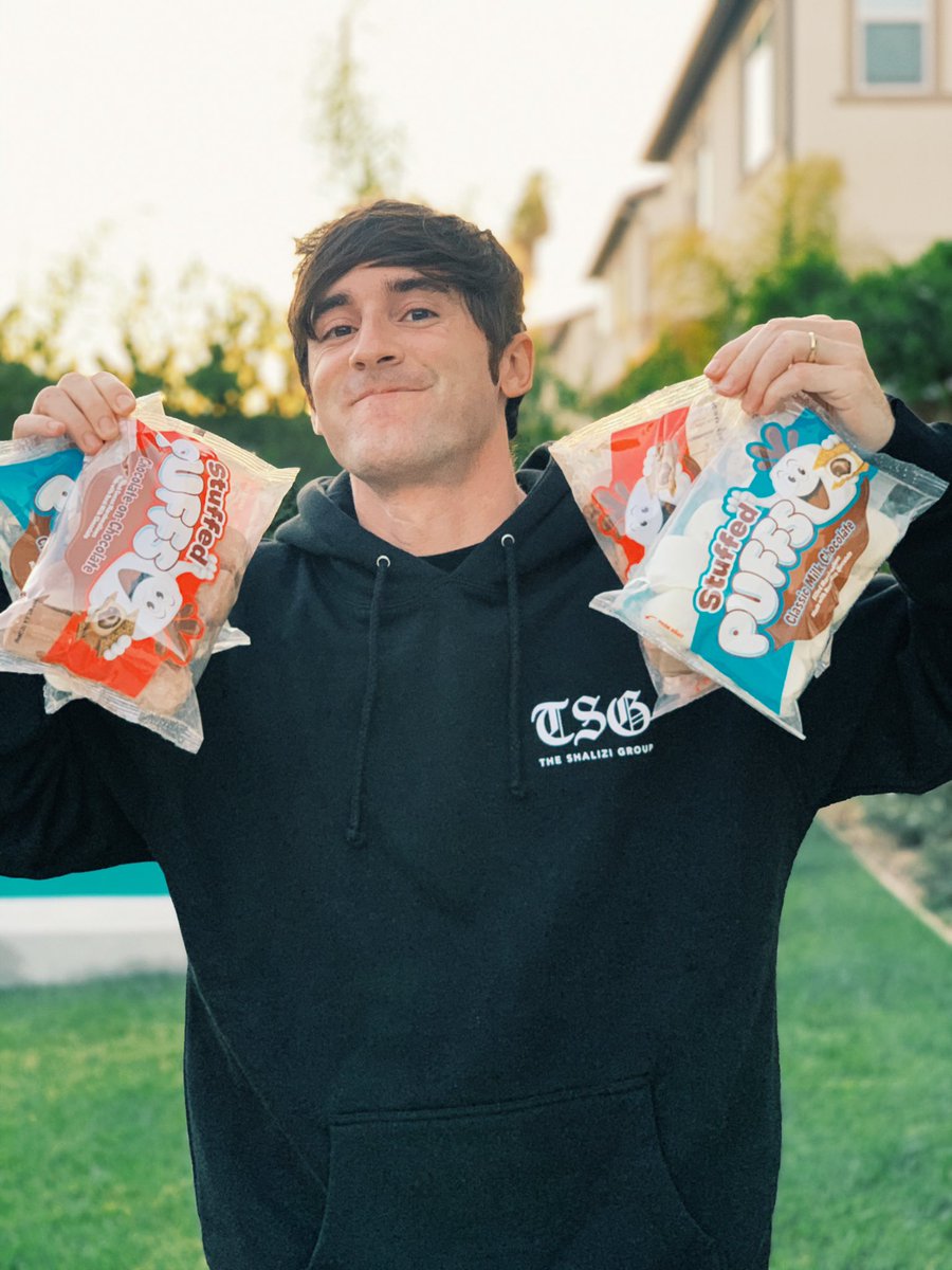 LuzuGames's tweet photo. Gracias @marshmellomusic por enviarme marshmallows y este hoodie, nos vendran muy bien durante la cuarentena 😙 https://t.co/nEFQJV9Z7G
