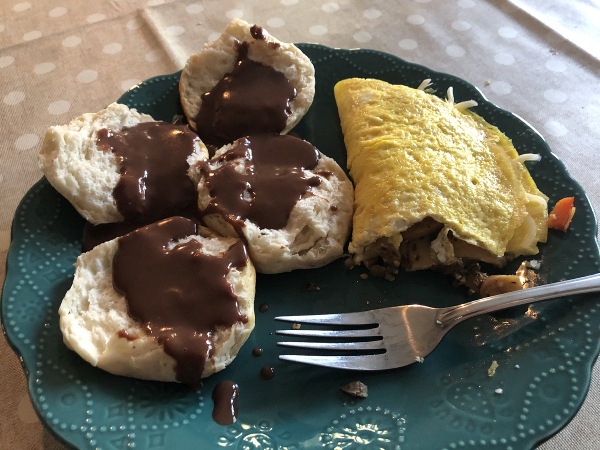bradswifey83's tweet image. Omelettes, biscuits, and chocolate gravy. #SouthernRoots #BreakfastForDinner #SoGood