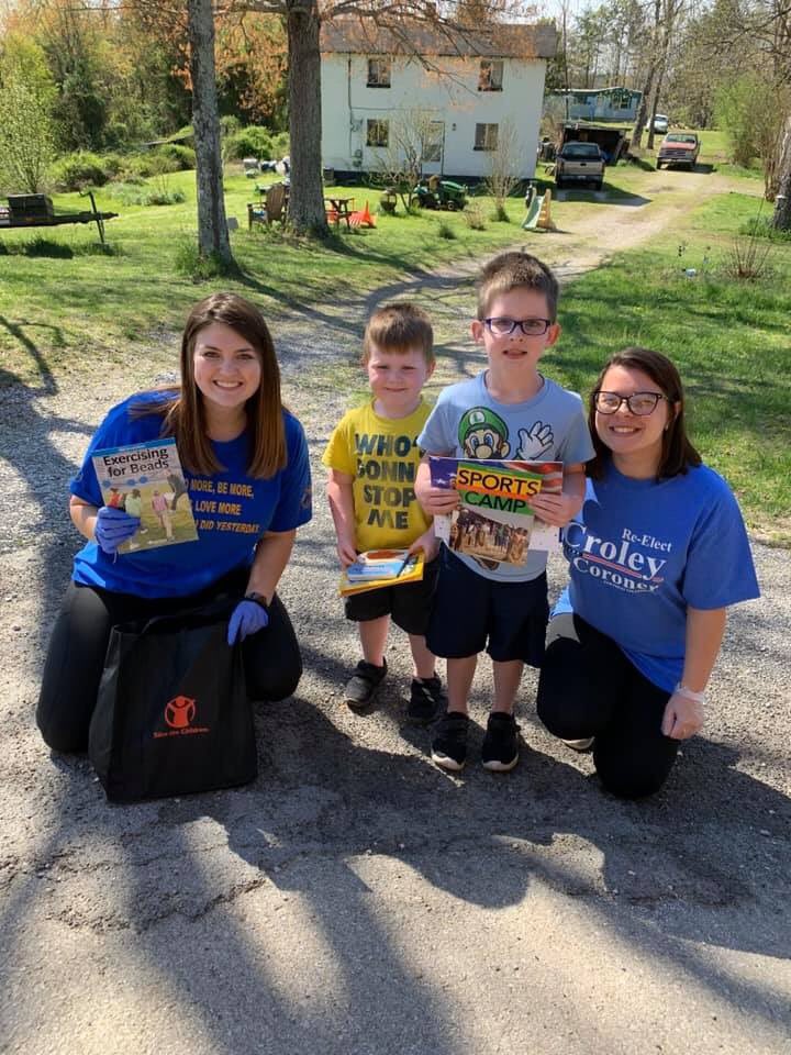 halderstewart's tweet photo. #ShareWithStories #WeAreWhitley
Big shout out to @raebarton_ , Mariah Cook and Kim Lake for helping get out literacy resources to families today while they delivered lunches. #TeamKentucky #Patriot @GovAndyBeshear https://t.co/CbAYmAmlgA