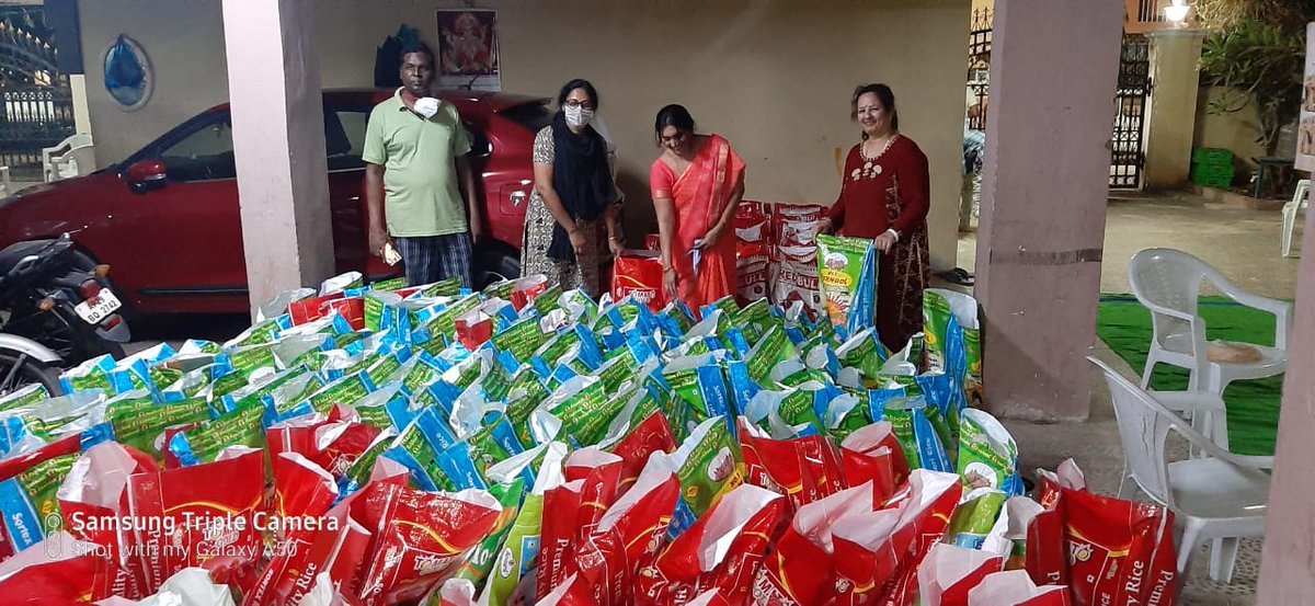 rjsaulakh's tweet photo. #covid19 While we on ground , there are silent volunteers on ground which are helping us to bridge the gap , collecting grocery &amp; packing for us to be delivered to the needy , we all bow to these efforts @ActivistTeja @anumodthomas @phealer https://t.co/dtlk87UytL