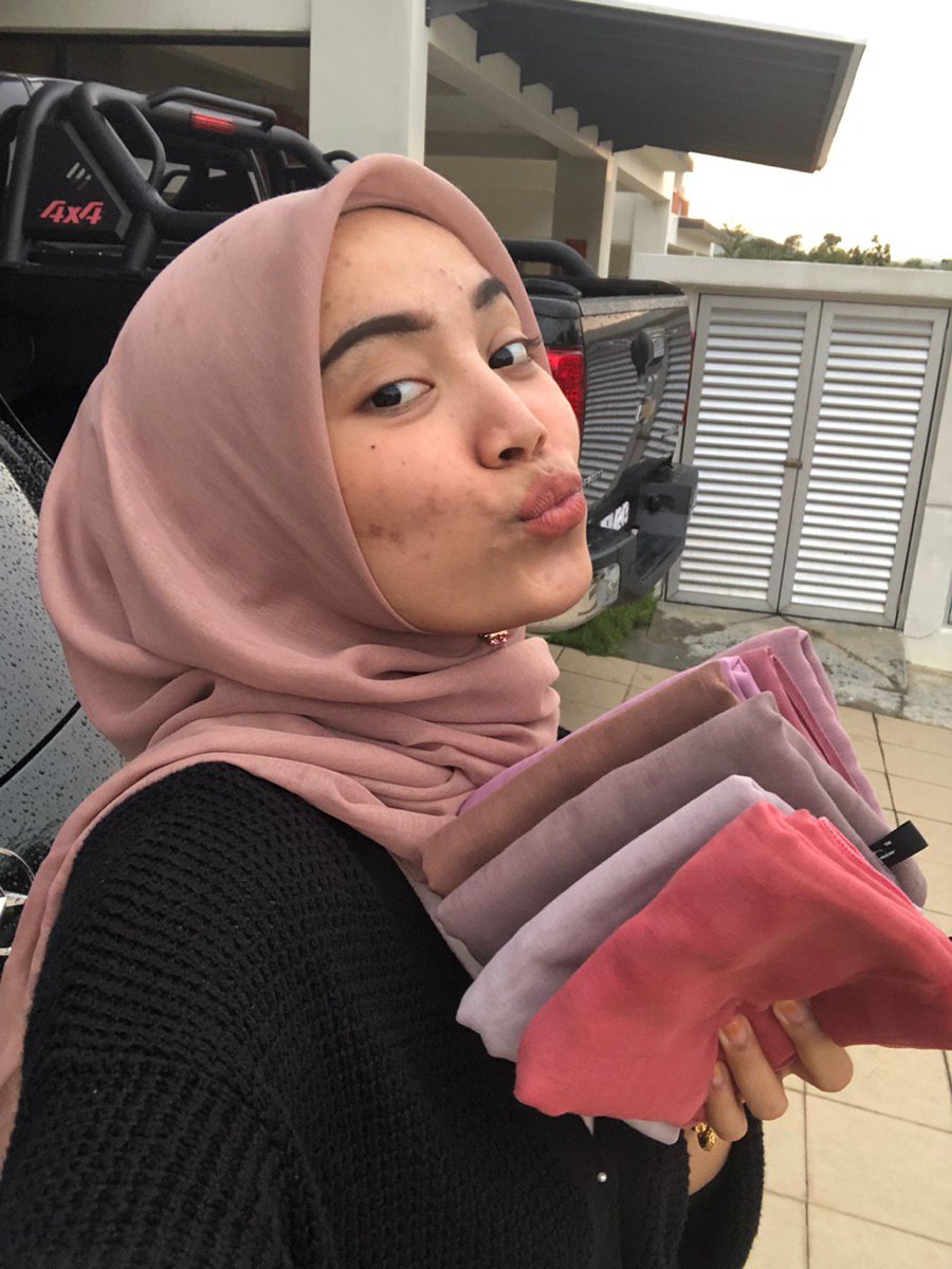 igusernamedstf's tweet photo. TUDUNG TEGAK TERBENTUK 🤩
By @tashafatnin 

Tudung ni terbentuk dia lain maciam doe, serius wei kalau pakai spec pon xde nak lari ke apa tudung tu. Onpoint je. Then tudung ni kalau pakai dari pagi sampai petang pon and bukak masa nk solat, lepas pakai tu still terbentuk 🤩 https://t.co/Rx5X2ULpuV