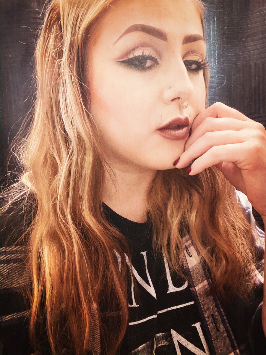 KKupkakez's tweet image. Smells like teen spirit

#tiktoktutorial on creating a Soft 90s Grunge Lip

Follow me 
Instagram:@kimmykupkakez_pro
Tiktok :@kimmykupkakez