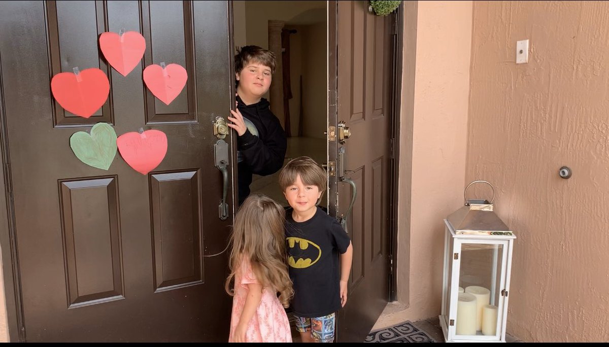 PESParrots's tweet photo. Pinecrest is showing their support to healthcare workers who are at the frontline by displaying red or pink hearts on their doors for them to see on their way to/from work #valuesmatter #HeartsForHealthcareWorkers #MiraclesMadeDaily #PinecrestElementaryโค๏ธ @MDCPSSouth @MDCPS https://t.co/bi6CPtAzbl