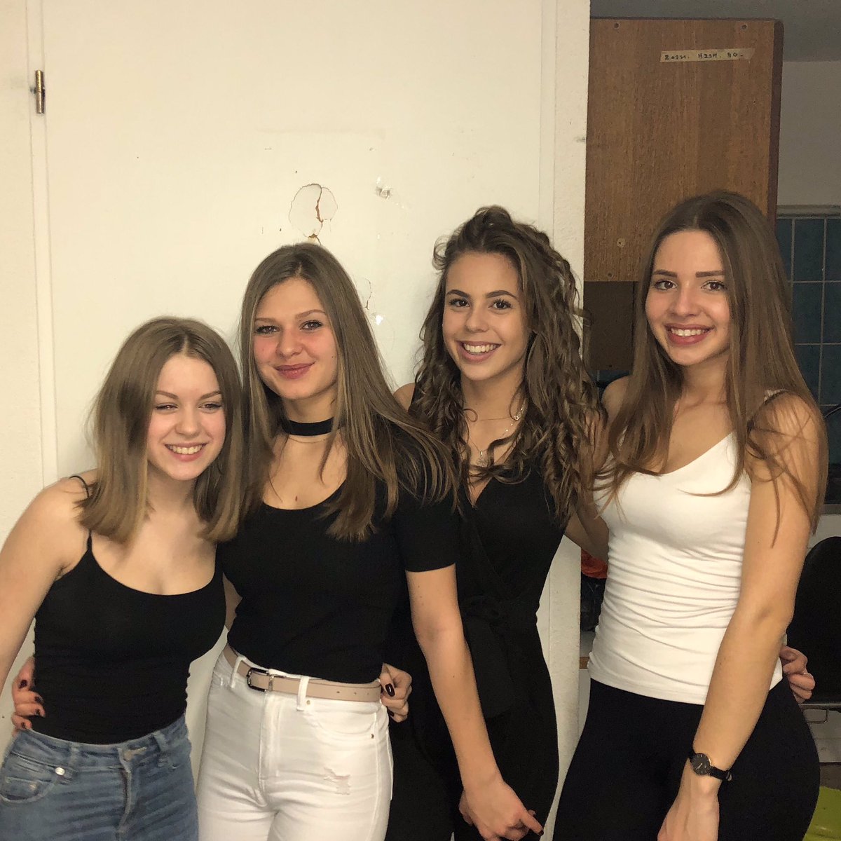 carre_mathilde's tweet photo. 2016/2017/2018/2019 toujours la même équipe ❤️ @lecomtemathild2 @mangrmn domii  (léger glow up quand même) https://t.co/fgjfesEiqR