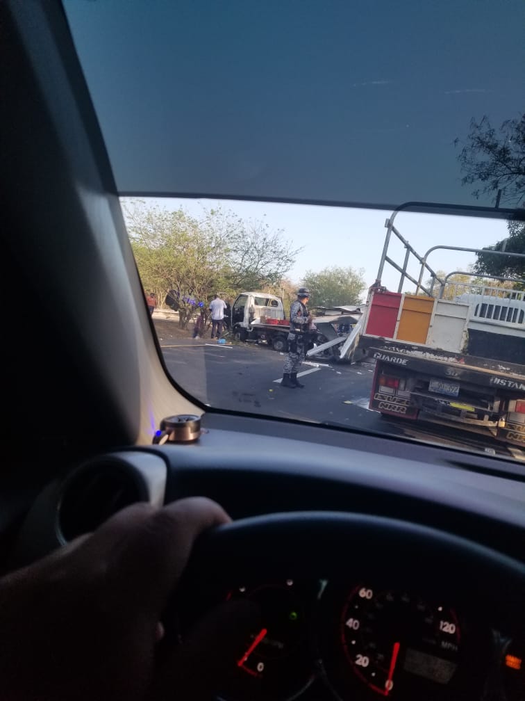SoyacitySV's tweet photo. #SoyacityReporta // Fuerte accidente en carretera de oro a la altura de la bodeguita del cerdito de apopa a Soyapango generando #TraficoSV a esta hora. https://t.co/mVvDGScEPd