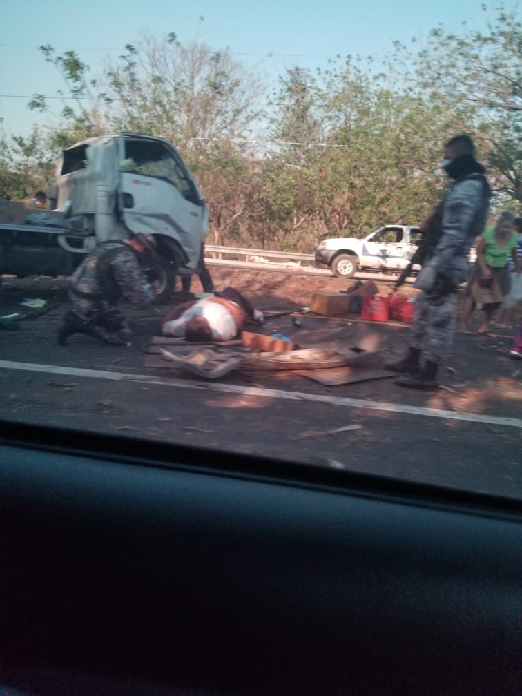 SoyacitySV's tweet photo. #SoyacityReporta // Fuerte accidente en carretera de oro a la altura de la bodeguita del cerdito de apopa a Soyapango generando #TraficoSV a esta hora. https://t.co/mVvDGScEPd