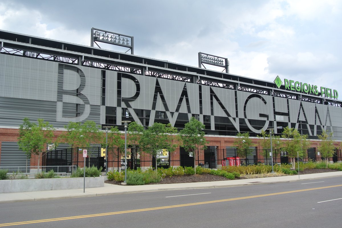 Birmingham friends launch the Local Distancing initiative to help area restaurants and other businesses survive the coronavirus crisis.

It’s a pay-it-forward approach aimed at making a difference.

bit.ly/3aH6yfW