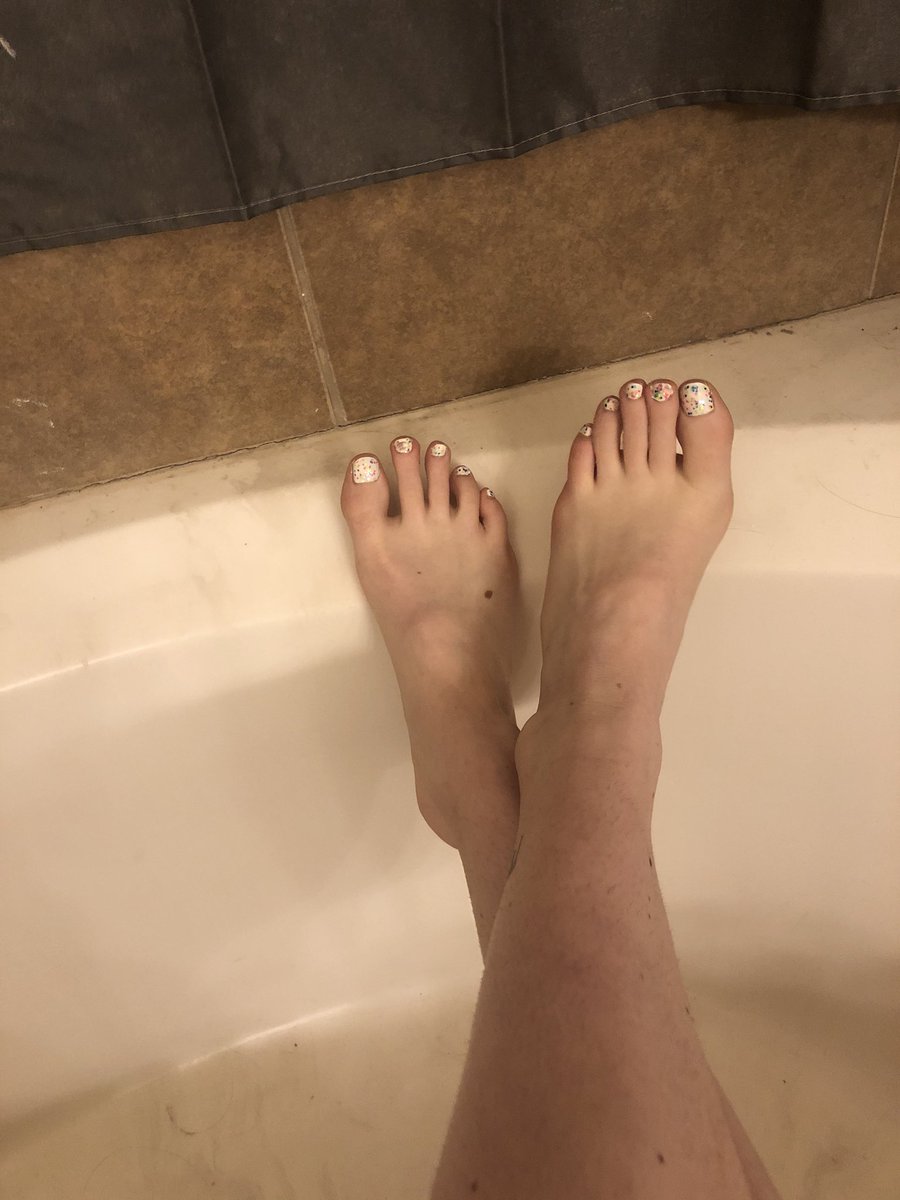 SunshineFeet_'s tweet photo. Happy feet that would love to give a nice #footjob . #footfetish #feetpictures #Feet #feetcurves #toevid19 #lockdown #footworship #feetmaster #soles #feetfreaks https://t.co/p3fUICRolE