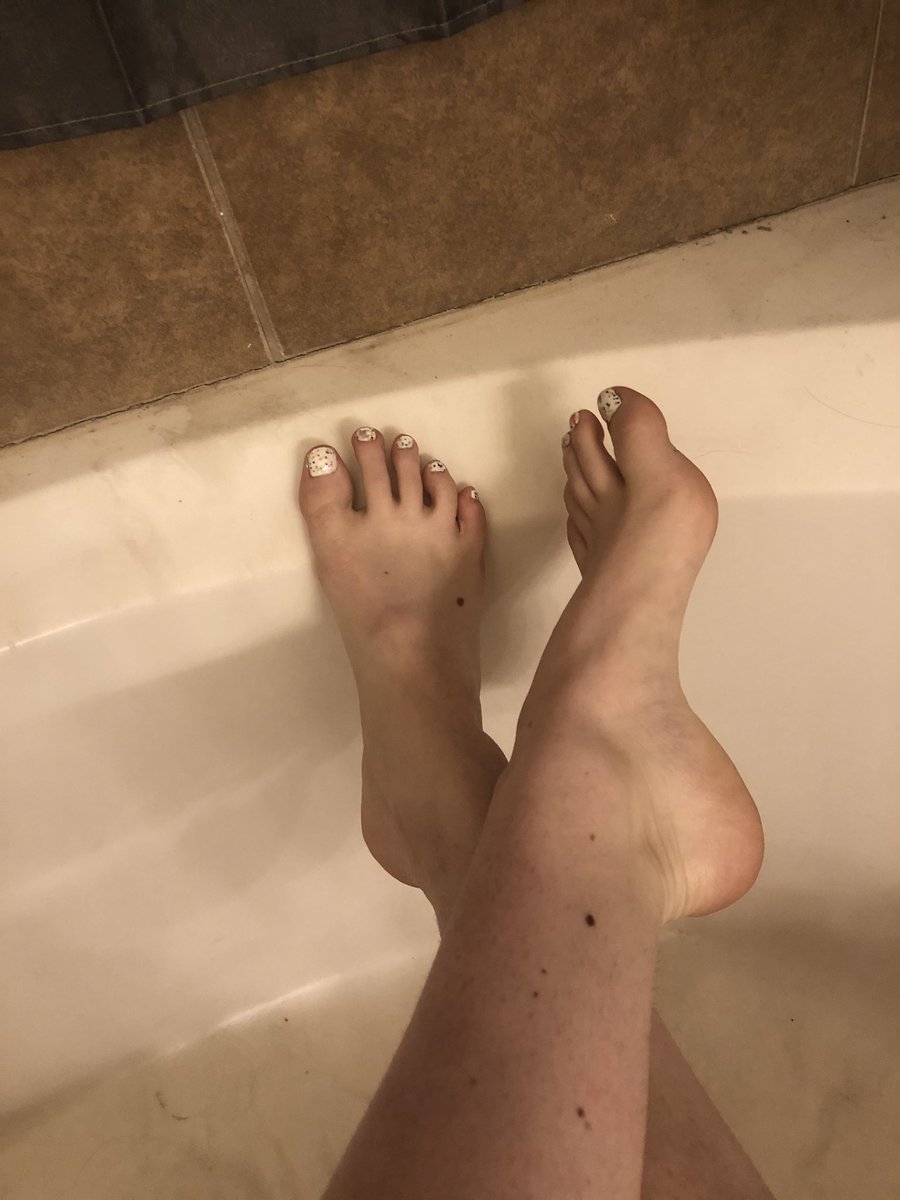 SunshineFeet_'s tweet photo. Happy feet that would love to give a nice #footjob . #footfetish #feetpictures #Feet #feetcurves #toevid19 #lockdown #footworship #feetmaster #soles #feetfreaks https://t.co/p3fUICRolE