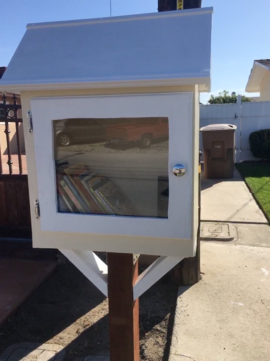 Free little library open for business at Corsicana &amp; Rose ⁦⁦<a href="/RioLindoSchool/">Rio Lindo School</a>⁩ #sharesbook #coronavirusfixer #dowhatyoucan