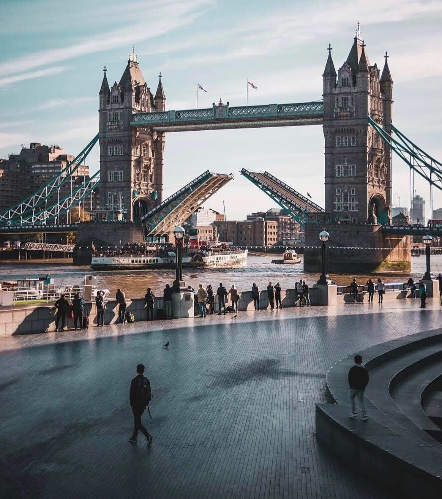 Tower Bridge is one of London's famous bridges and one of many must-see landmarks in London with a glass floor and modern exhibitions it is a must visit.⁣
⁣
🔸 <a href="/mingjuntan/">Ming Jun Tan</a> 🔸⁣
⁣
#TowerBridge #Altido #StayAltido #ALifeThatIDreamOf #EuropeanHoliday #BookDirect #VacationRental