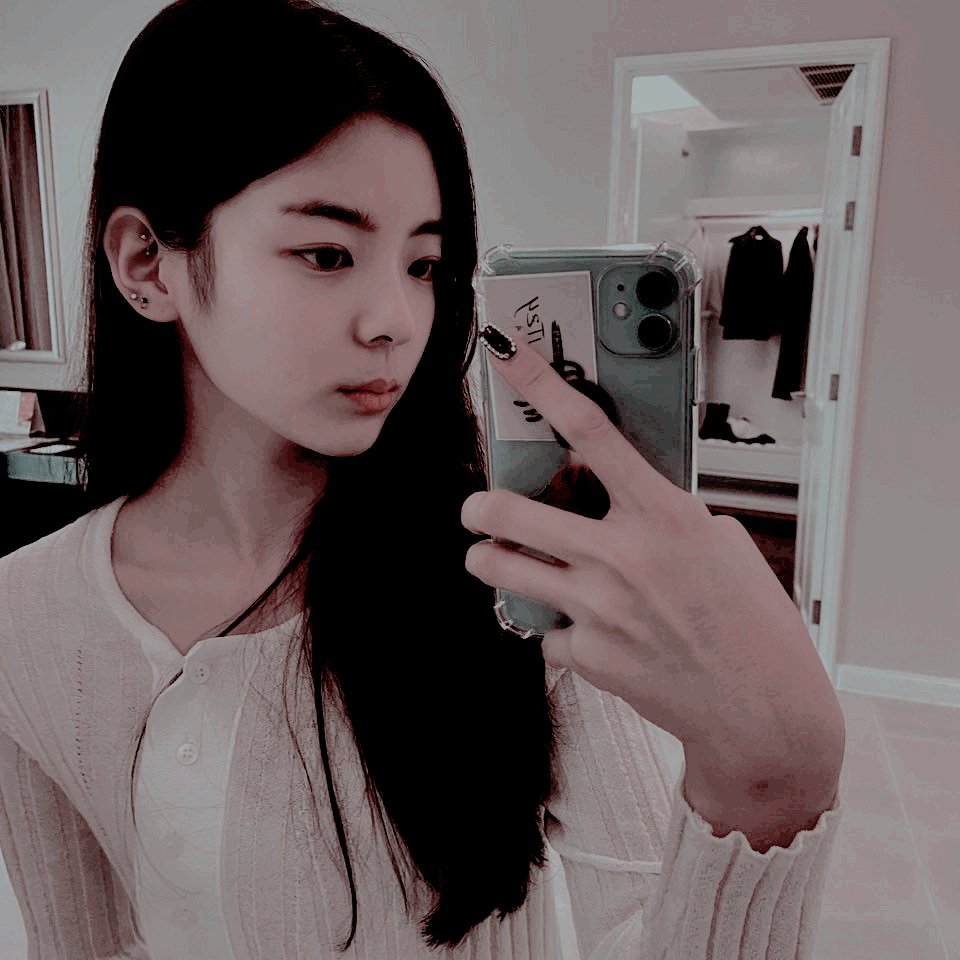 cuhoilia's tweet photo. for my fellow twins or #thecaramelia members, i wish you a good morning. please tell me was you sleep well last night? i hope so. thank you for keep surviving until this time, you guys are important. i hope by sending this, we can mingle well. i’m shoo happy to know you. 🕊 https://t.co/6LzTMF5YlI