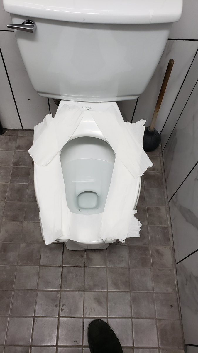 draccord's tweet photo. RT if you do this in public toilets too https://t.co/lCwJAM6R0I