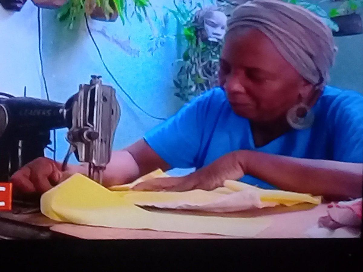 JosAnto09677606's tweet photo. Fátima, Premio Nacional de Teatro, unida al pueblo cubano en este momento difícil que se vive ante el enfrentamiento al letal virus. Manos que tejieron imaginación, hoy confeccionan nasobucos. Así de GRANDES los artistas de mi Cuba.
@patrimonio_cuba https://t.co/FPcJZVKbJq