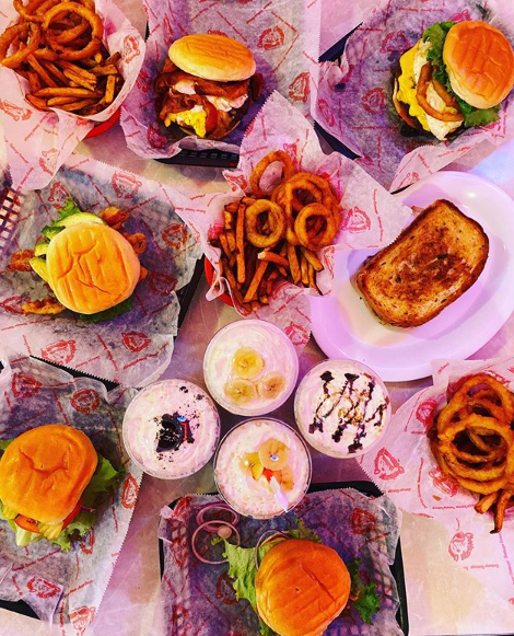 CheeburgerBrand's tweet photo. It's a family tradition!

#cheeburgercheeburger #cheeburger #tgllife #tglstyle #burgerlovers #burgerlove #foodie #foodlover https://t.co/NZXHcND672
