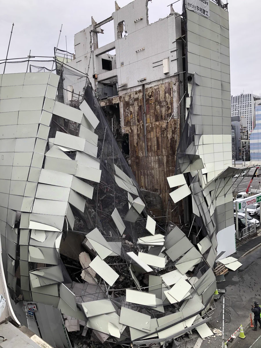 通勤途中に大きな音がしたと思ったら工事現場が崩れていた！？