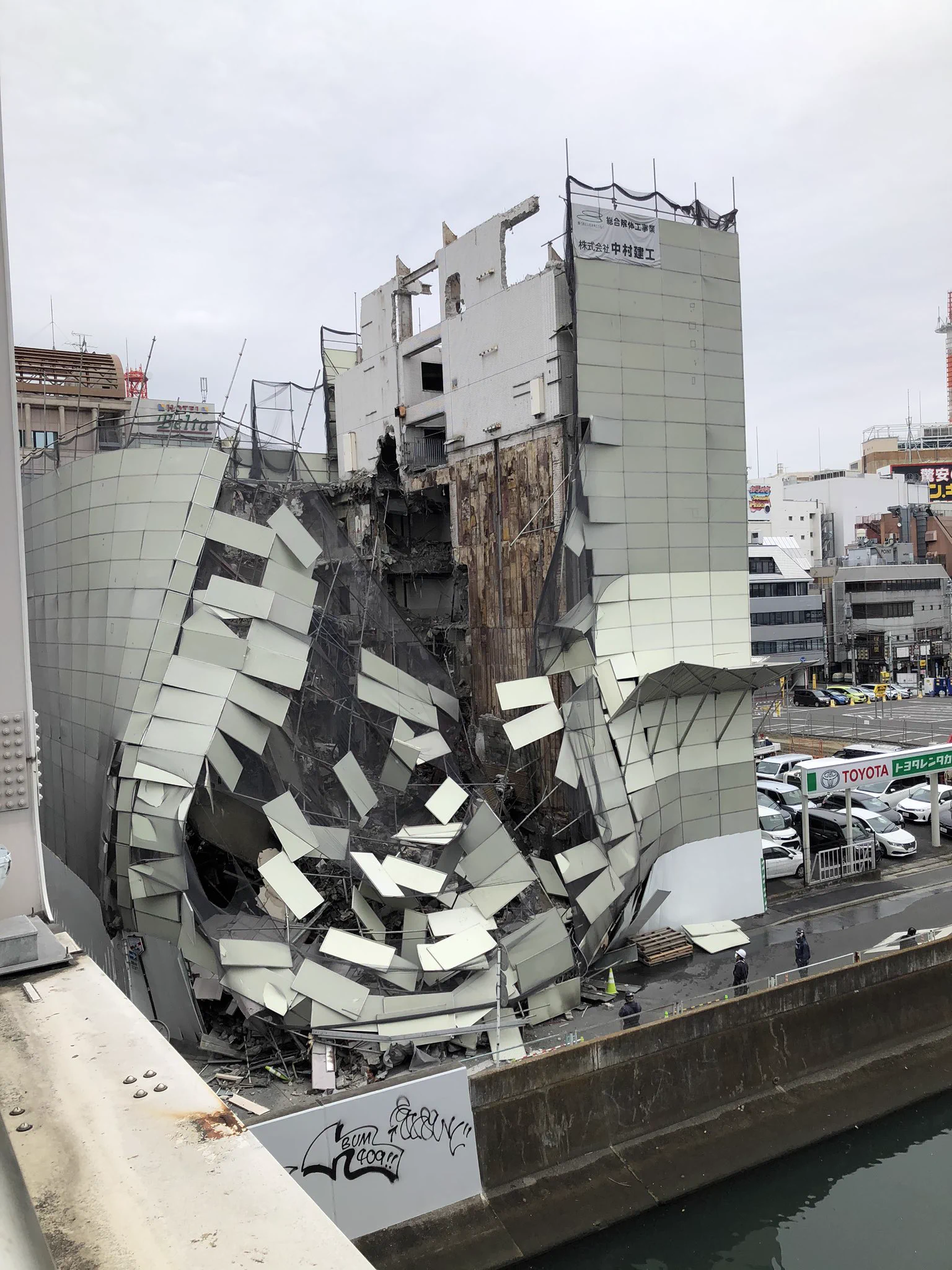通勤途中に大きな音がしたと思ったら工事現場が崩れていた！？