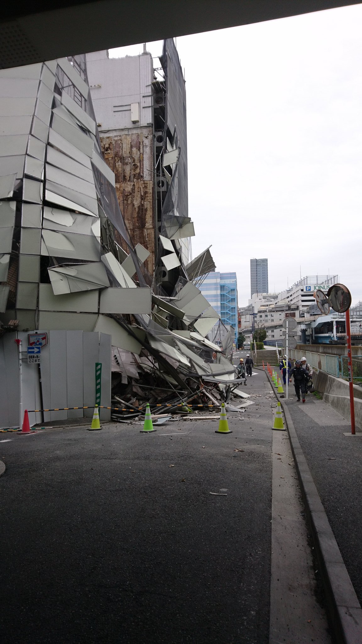 横浜駅西口付近のビルが倒壊している画像