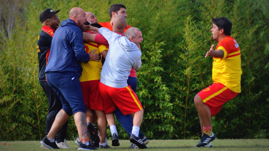 leyendasmvd's tweet photo. Retrocedemos a la temporada pasada.
Tras recibir el empate a los 88’, @olimpo_senior sacó a relucir todo su temple y en el último suspiro selló una victoria tan memorable como festejada, que lo dejó a pasos de la obtención del Apertura 2019.

#LeyendasHistóricas📝
#modoMVD💪🏽 https://t.co/xARf2wIvQ9