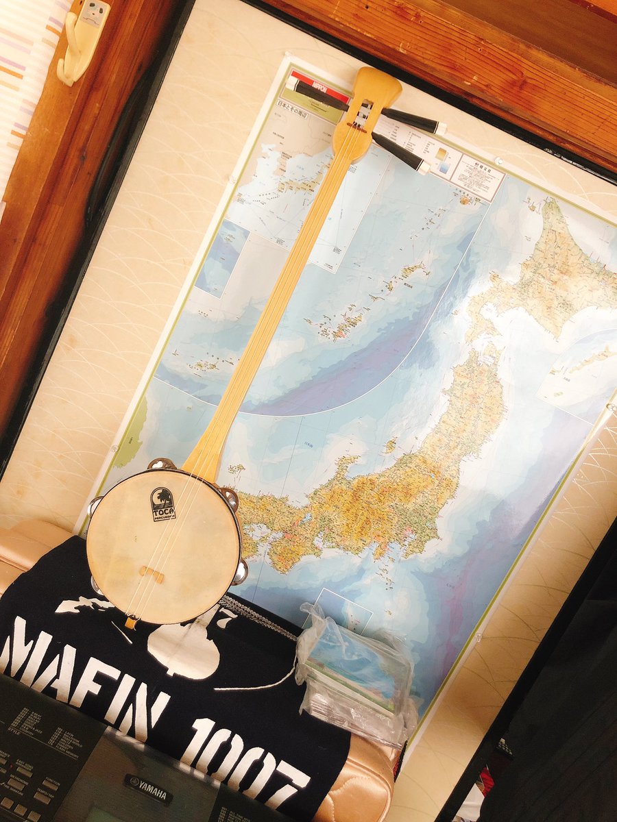 _ASHIBOO_mafin's tweet photo. 自慢の一本に自慢の前掛け！
なべさんとはらださんからのプレゼント！
三線は胴がタンバリン！
湿度にめっちゃ左右されまくる！
ジングルもなると賑やかな三線！
前掛けは、YouTubeのアカウントー^^
今や更新できてないけど(笑)
こういう時こそ、動画撮ってみるかーな？

#my三線自慢 https://t.co/xOrIBfDfAz