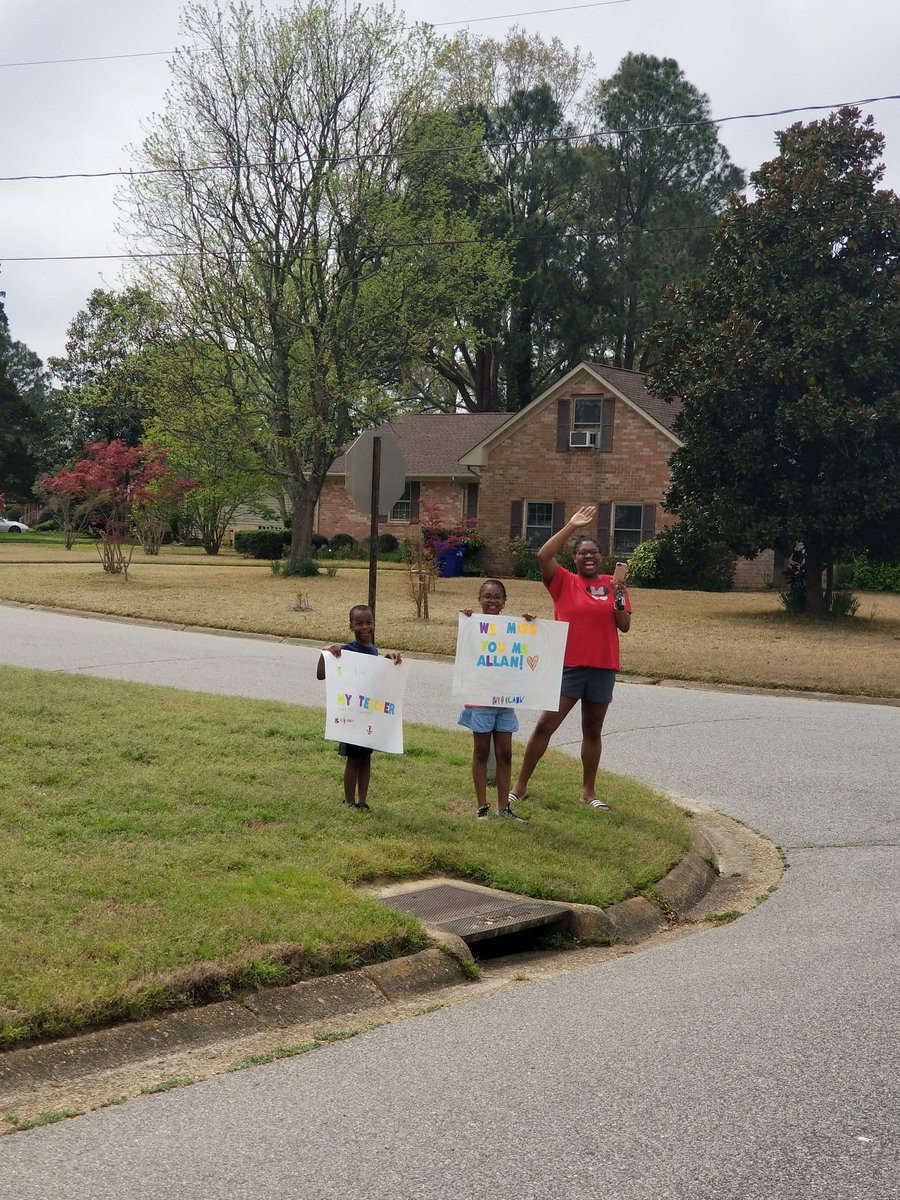 _lalex01_'s tweet photo. @ces_tigers came out to show support for the Tiger Mobile Parade @cesdrjones @_lalex01_ @Ksmith728 @PortsVASchools https://t.co/3qmLkZ6gYB