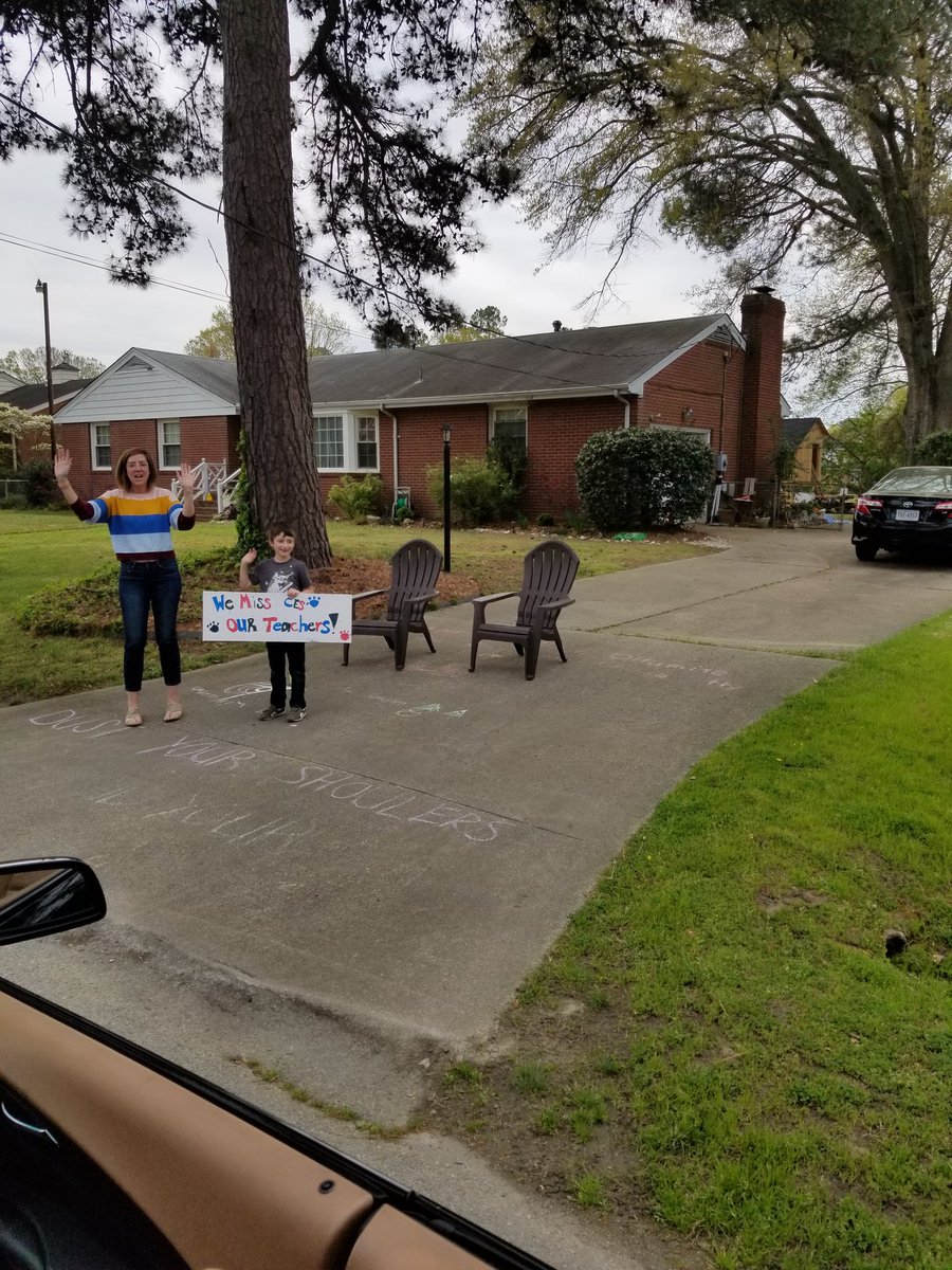 _lalex01_'s tweet photo. @ces_tigers came out to show support for the Tiger Mobile Parade @cesdrjones @_lalex01_ @Ksmith728 @PortsVASchools https://t.co/3qmLkZ6gYB