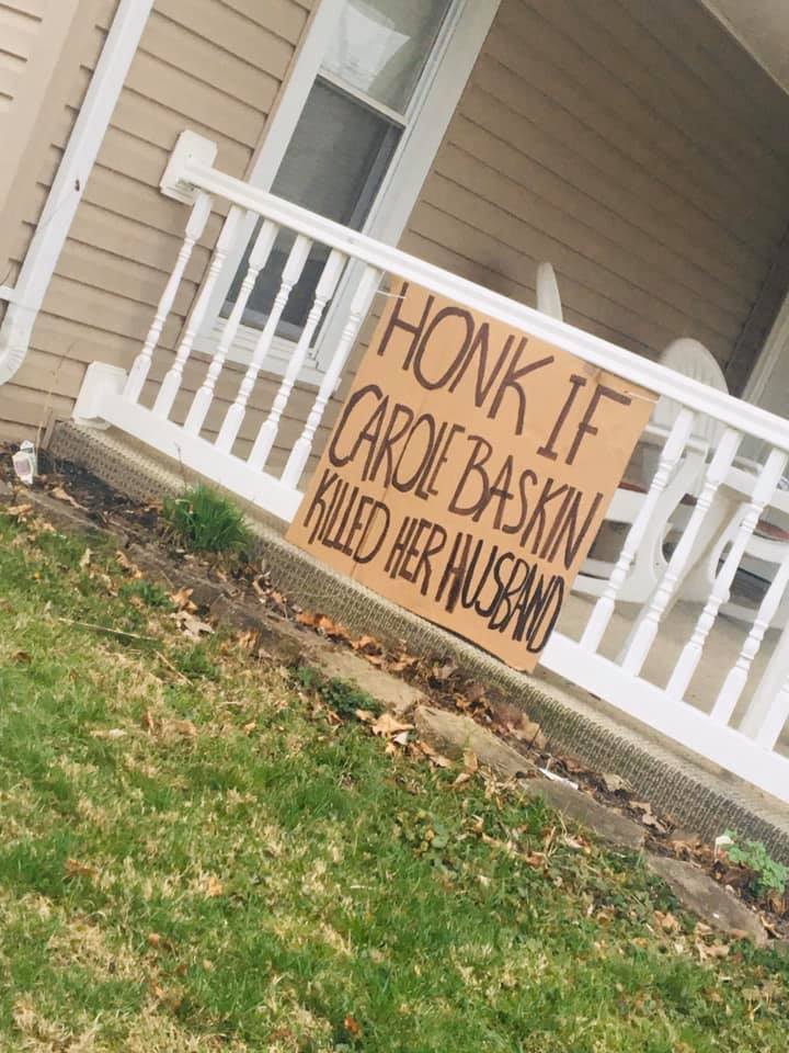 CallMeLeaps's tweet image. Hahaha. Funniest thing I've seen in a long time, on a porch in Ohio.  #TigerKing