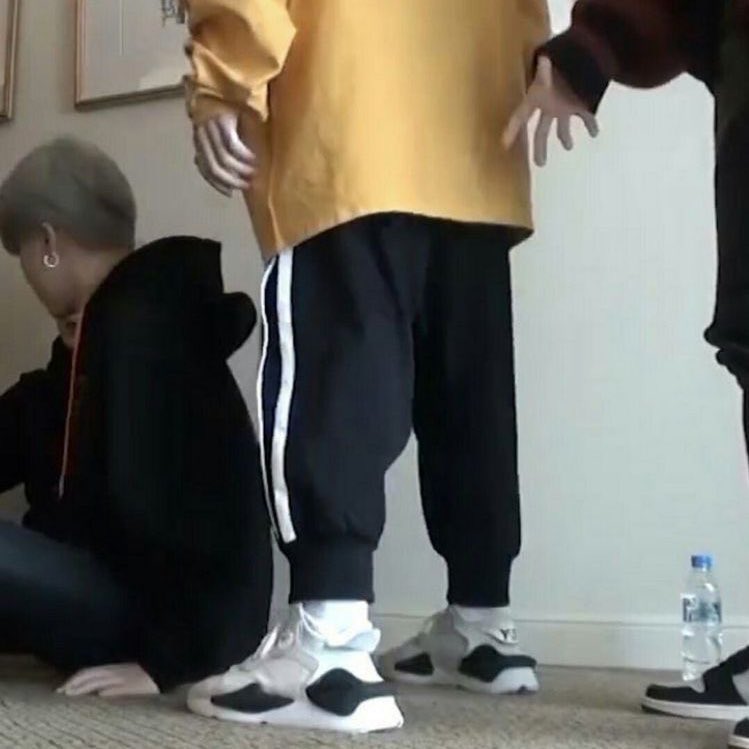 katsfilms's tweet photo. duality of jungkook’s legs,, https://t.co/piGWEh0aKX
