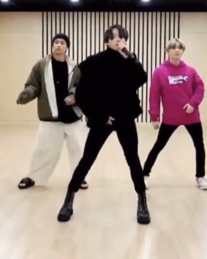 katsfilms's tweet photo. duality of jungkook’s legs,, https://t.co/piGWEh0aKX