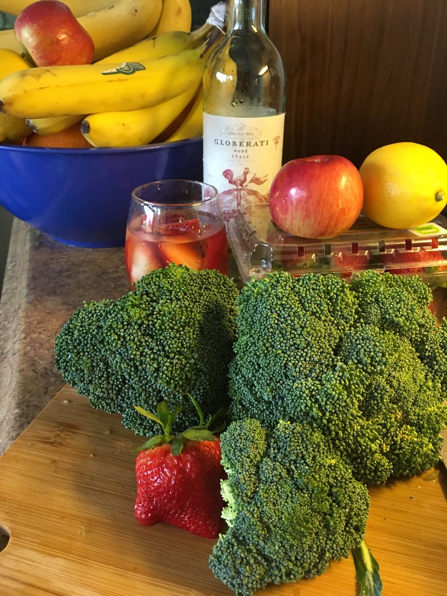 patiswhereitsat's tweet photo. I shopped today! Let us never forget what a privilege it is to be able to procure fresh foods. We must change everything about how we grow & share food in the future. #OneWorld #EveryoneMustEat #privilegeisover https://t.co/IwyHRJTgTr