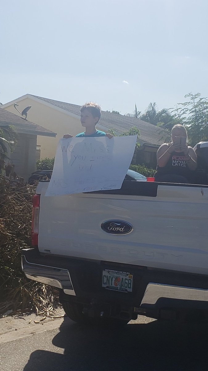 MarciInnocent's tweet photo. We hand delivered the message loud and clear to our Eagles past and current, literally! #distancelearningkickoff #staffparade #eaglepride #neighborrhoodwatch @WoodlandsMS_PBC @SHSCounselors1 https://t.co/uarLfjhnCK