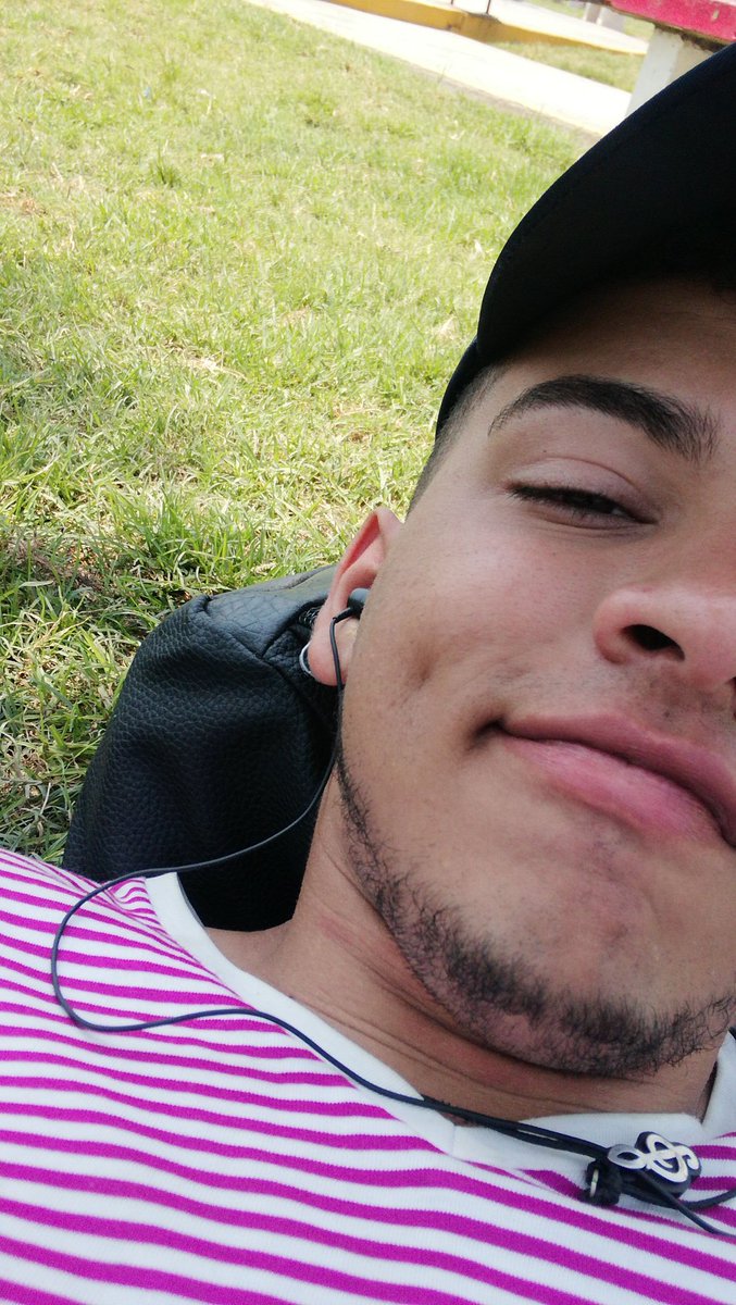 SamuelA26752907's tweet photo. Amo mis cejas 🖤🖤🖤 pero mi barba es patética 😭😭😭😭
#SiguemeYTeSigo
#Venezolano
#enperu
#hablenclaro https://t.co/nhgxKOJU1S