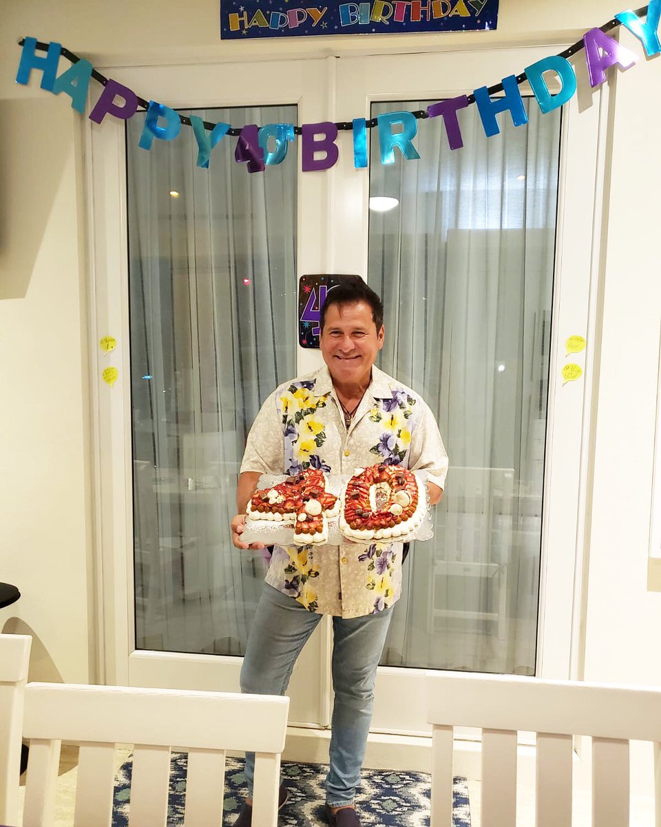 RobertoAMusic's tweet photo. Porque un día más de vida se agradece, sobre todo en momentos como los que estamos viviendo. Gracias a Dios y a mi familia por acompañarme a celebrar hoy, en casa, mis eternos 40 😂. Y a ustedes, gracias por acompañarme siempre en la distancia.
—
#ayayaiii 🔥 https://t.co/t6def5bagG