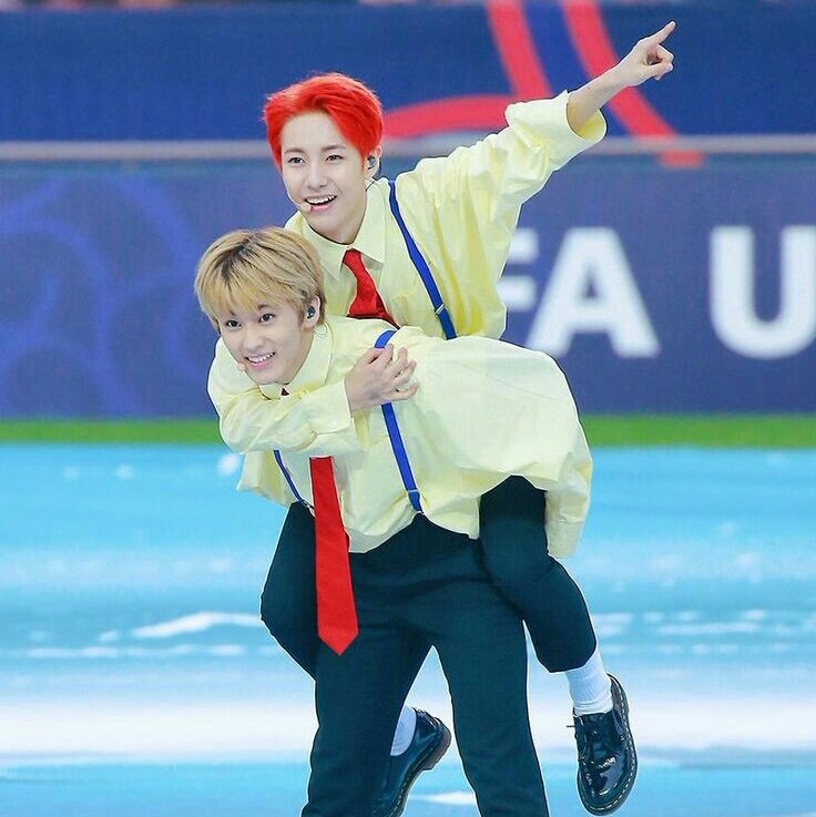 mark lee carrying renjun on his back, a VERY necessary thread