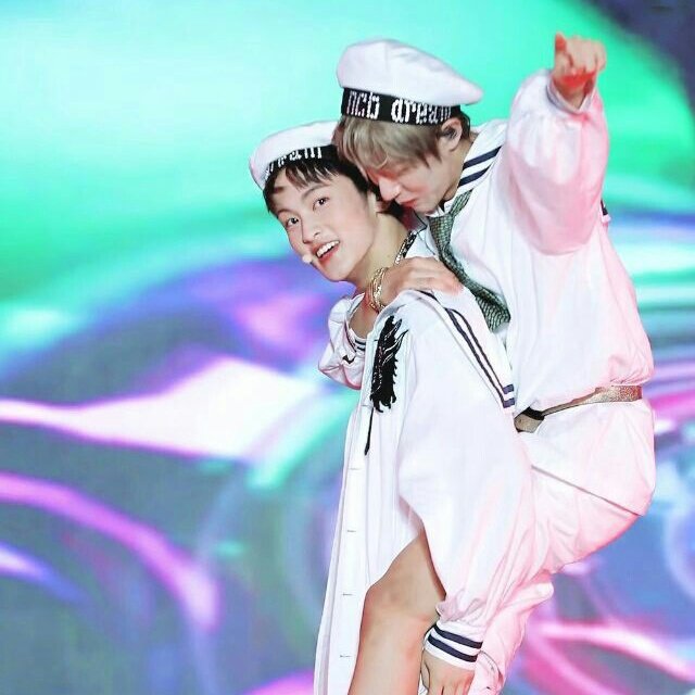 mark lee carrying renjun on his back, a VERY necessary thread