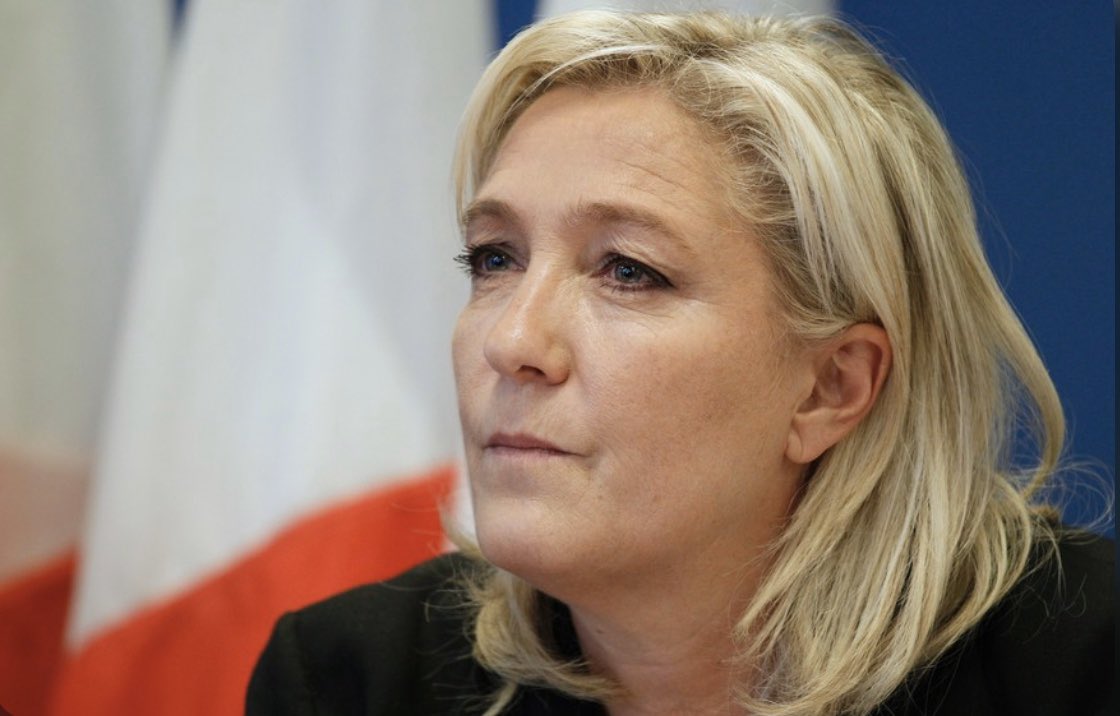 On les a jamais vu au même endroit au même moment ... je dis ça je dis rien .. #SnapChatFranceRaciste <a href="/MLP_officiel/">Marine Le Pen</a> <a href="/babydriverdz/">anis</a> <a href="/Snapchat/">Snapchat</a>