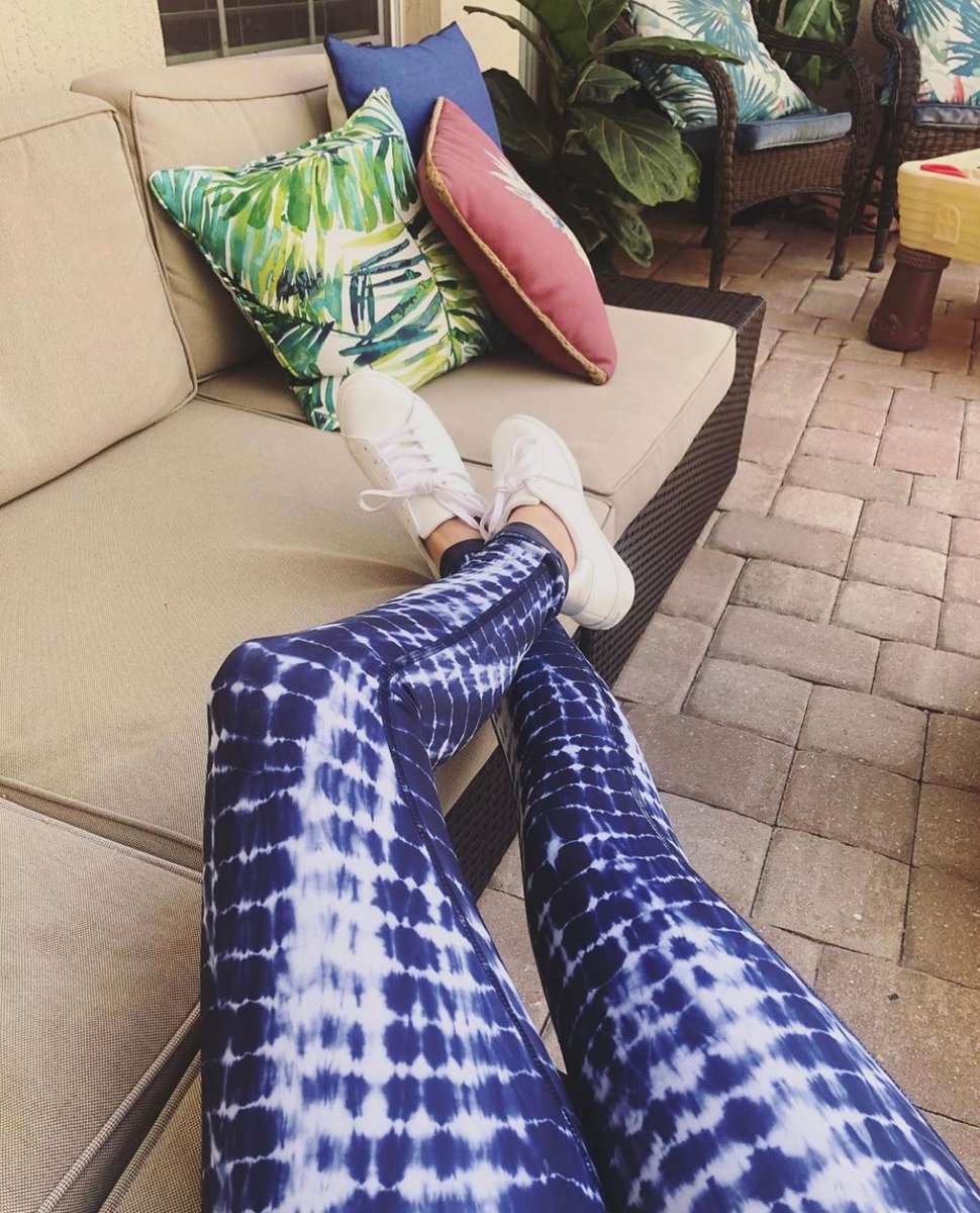 We have a confession to make: we wore these same leggings yesterday (and we have 0 regrets about it). The reversible 2-in-1 design means we can wear tie dye leggings 1 day and solid gray the next. 

REVERSIBLE LEGGINGS: buff.ly/2QZpr62
via @empoweredbypeach