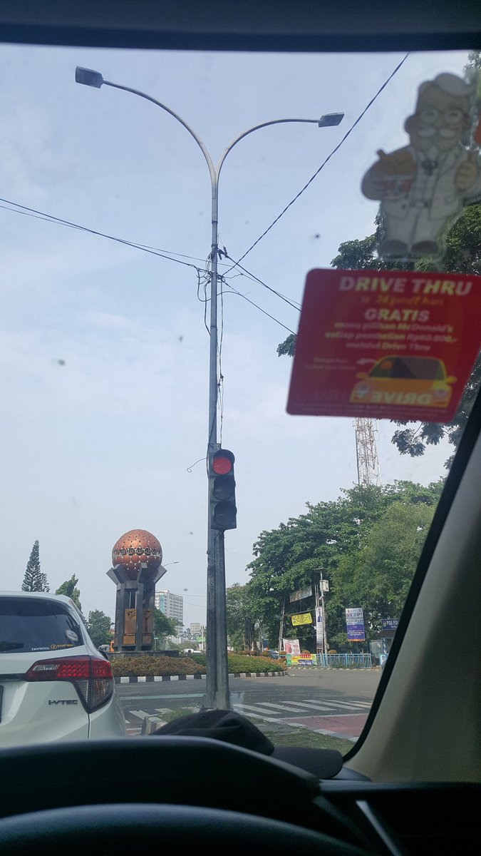 SusiNcuz's tweet photo. Ngilangin bouring di rumah. Jalan2 tp gk turun.. Hey..Tangerang, Kamu cerah bgt pagi ini ! #WFH https://t.co/HuYR7X2XwH