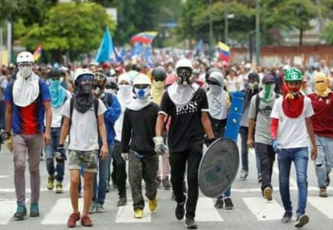 ¿Se acuerdan de Oscar Navarrete? (Casco verde en la foto). En 2017 una bomba lacrimógena le impactó en el pecho que casi lo mata, como a Neomar y Juan Pablo, pero un milagro lo revivió. Actualmente necesita de nuestra ayuda para alimentarse, y seguir su rehabilitación. Abro hilo