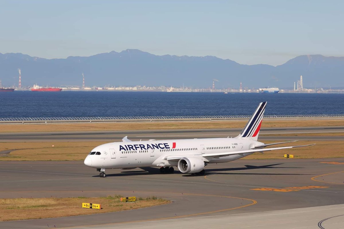 中部国際空港セントレア Twitter પર セントレア用語図鑑 ダイバート 台風 などの荒天や機材都合などにより目的地を変更して飛行すること 変更先の空港 では現地でのハンドリング機材や人員などを予め準備する必要があるため 変更できる目的地空港は予め