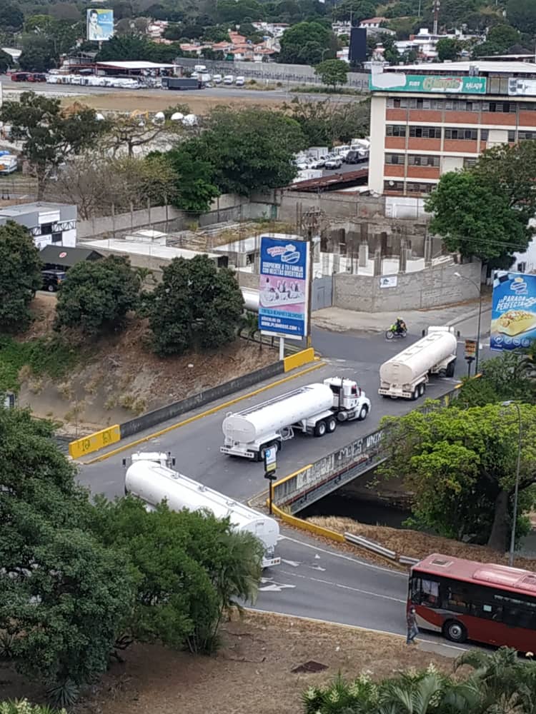 plomoparejo's tweet photo. LA CARLOTA, COMBUSTIBLE PARA LOS AVIONES, PREPARAN LA HUIDA? https://t.co/9biEJ7g4HM