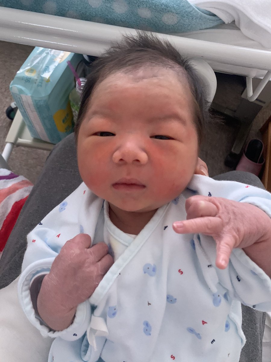 ryu___ki1008's tweet photo. 3月30日　16時25分　子供がうまれました！！
珀亜　はくあです！！
綾美よく頑張った！仕事がんばろ！！
うまれて速攻反抗期来たみたいで中指立てられました。かわいいけんゆるす😍 https://t.co/jn88nhDqxA