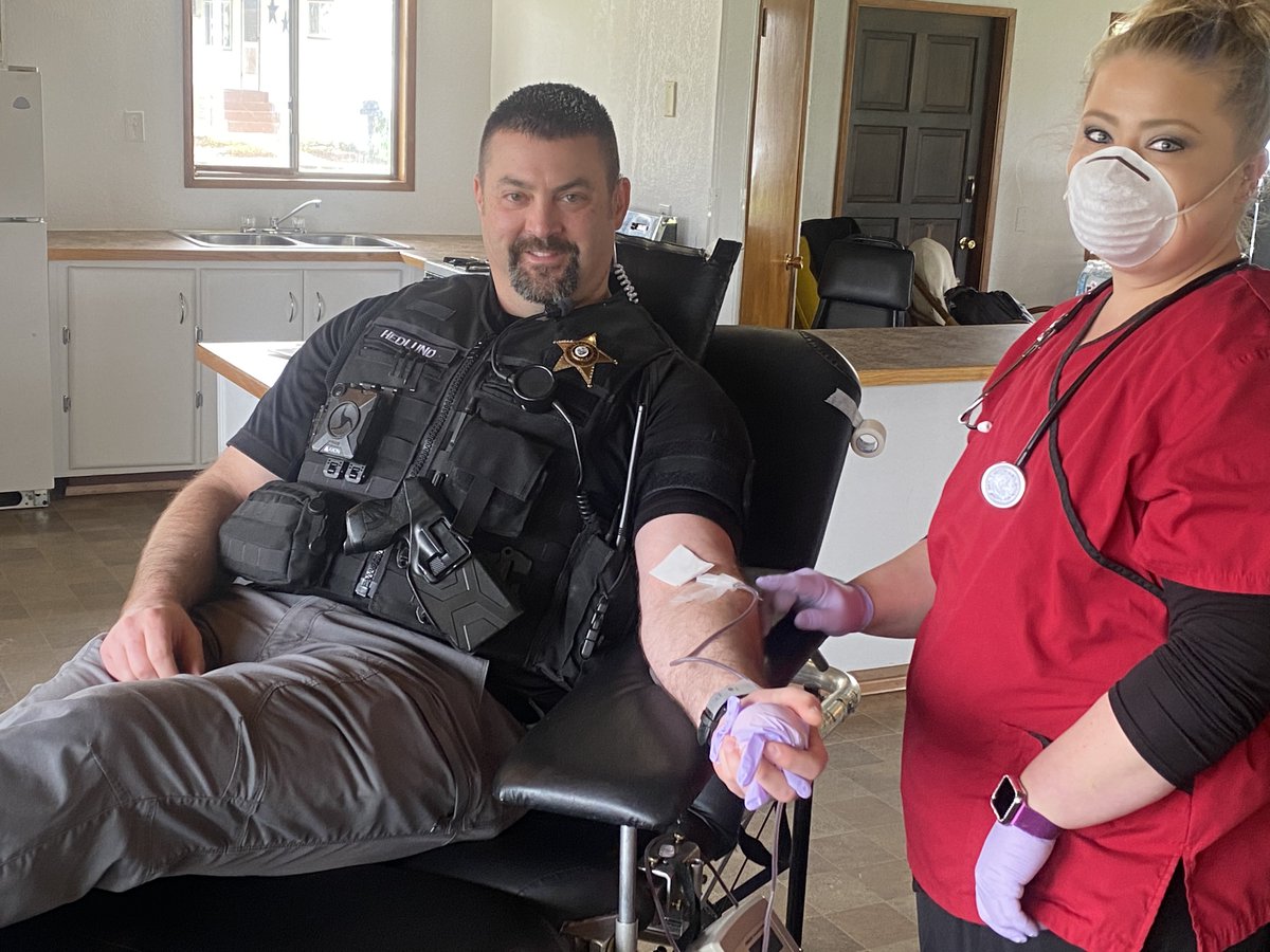 indypdoregon's tweet photo. Independence Police Sergeant Justin Hedlund Answers a Call by Rolling up his Sleeve.

Sergeant Hedlund took time out of his day to answer a call for help from the American Red Cross during this time of a blood shortage. 

Thank you Sgt. Hedlund! https://t.co/0TcCXrMOZu
