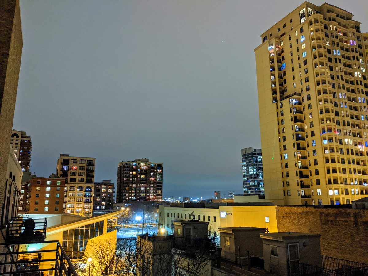 mattragas's tweet photo. With clear skies in Chicago, the #SouthLoop was back in fine form tonight for #SolidarityAt8 honoring medical workers. #Chicago #SocialDistancingTogether #HelloSouthLoop https://t.co/k41NqUFYoN