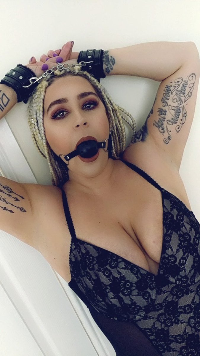 onlyadmir3's tweet photo. subscribe to https://t.co/QSiPPLI9ys for some fun😈 this gamer girl needs spoiling🤤 https://t.co/wnfqNlw1NP