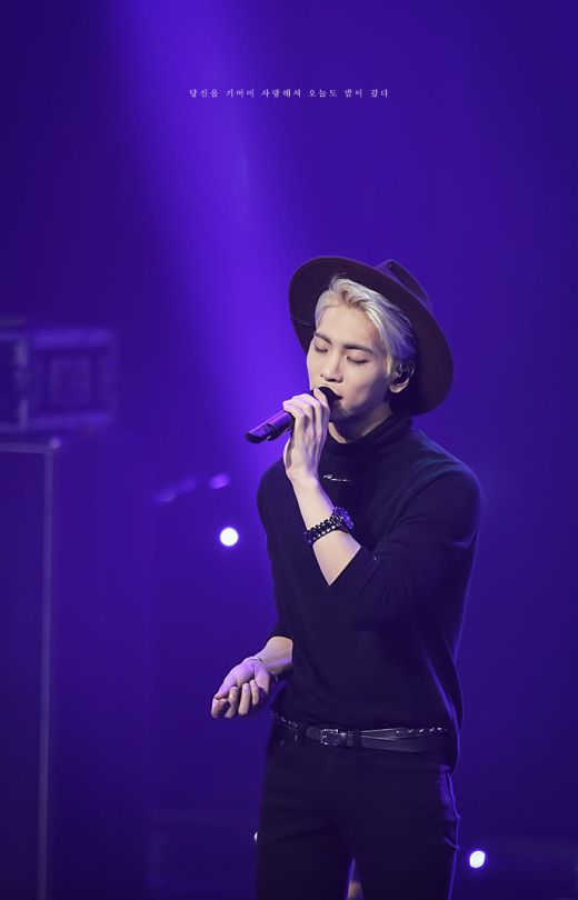 He did two days of "guerrilla" concert performances.(Sep 18-19th) in Hongdae, on release of his album. ...and a few days later, he also performed for an MBC 'Blue night radio' live concert...(Sep 22nd)...Rocking a fedora... 
