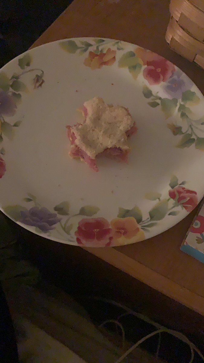 srsixcreative's tweet photo. am I the only person who sandwiches from the outside in? I feel like the middle is the best part! ๐ฅช
#COVID #coronavirus #Sandwich #weirdeats #weirdo #selflove https://t.co/WkJntEhG9V