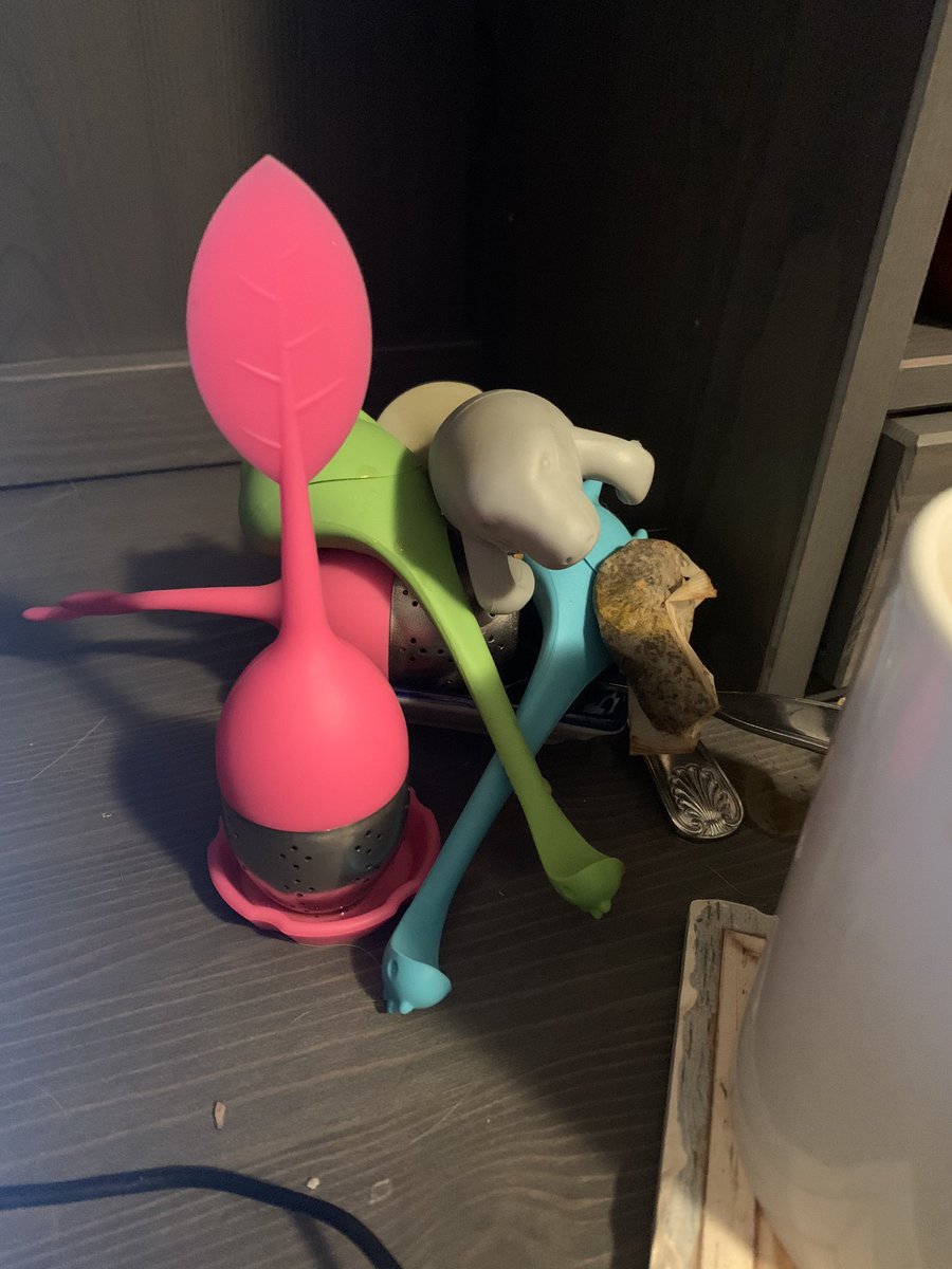 Starre's tweet photo. A tea drinker’s work from home during a pandemic problem: too many tea infusers in the pretty little dish I have for them on my desk. Most of these are from today. 
#tea #teaovercrowding #teainfusers #firstworldquarantineproblems #looseleaftea @tease_tea https://t.co/cEcowojnxZ