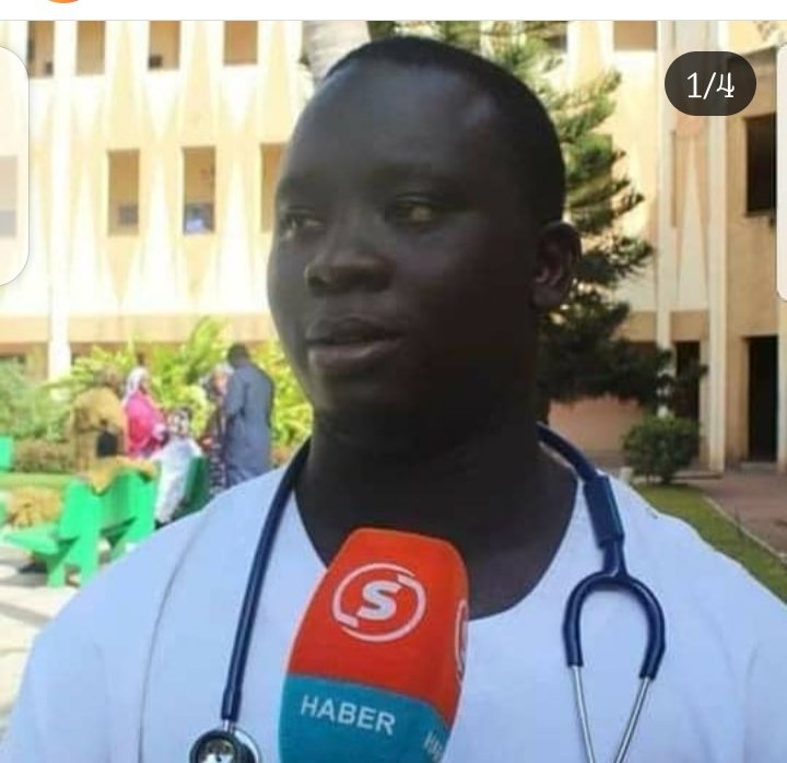 FallCapaato's tweet photo. Faux médecin, sans diplômes. Il est pire que le corona. https://t.co/1dohE1XCrJ
